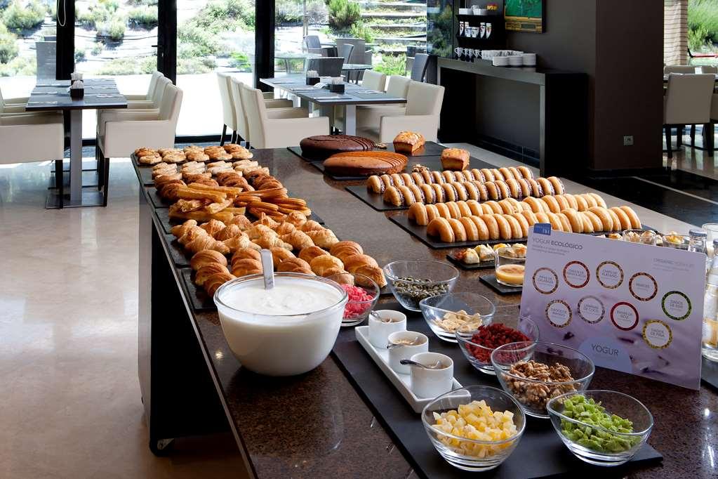 Nh Ribera Del Manzanares Hotel Мадрид Ресторант снимка