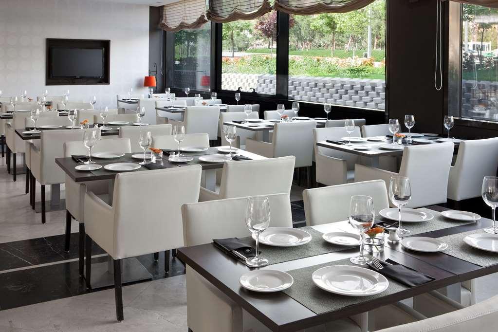 Nh Ribera Del Manzanares Hotel Мадрид Ресторант снимка