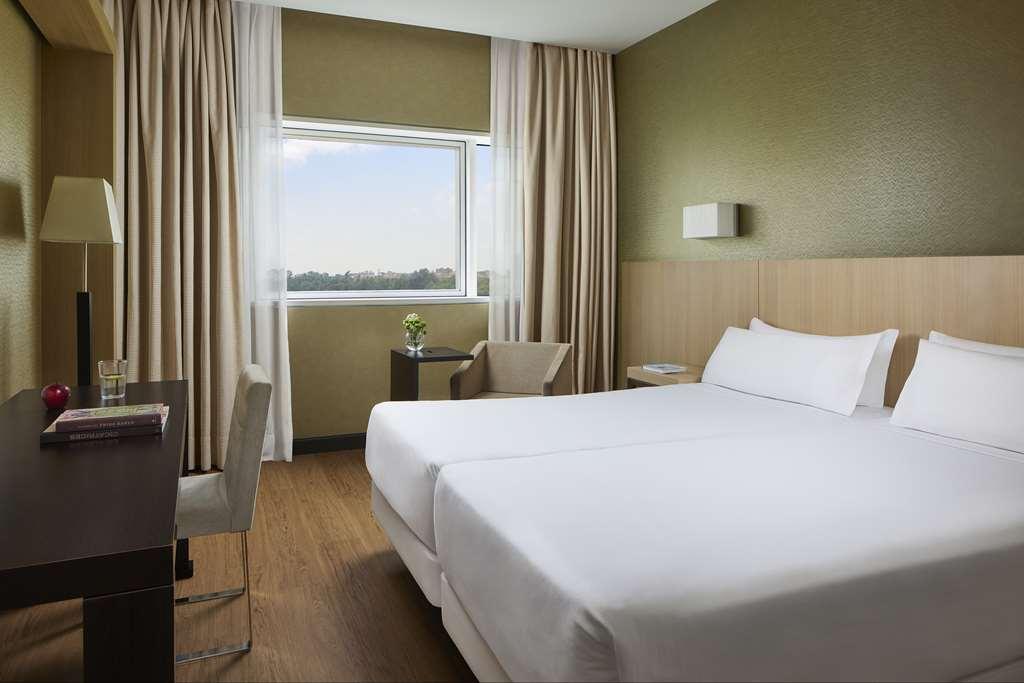 Nh Ribera Del Manzanares Hotel Мадрид Стая снимка